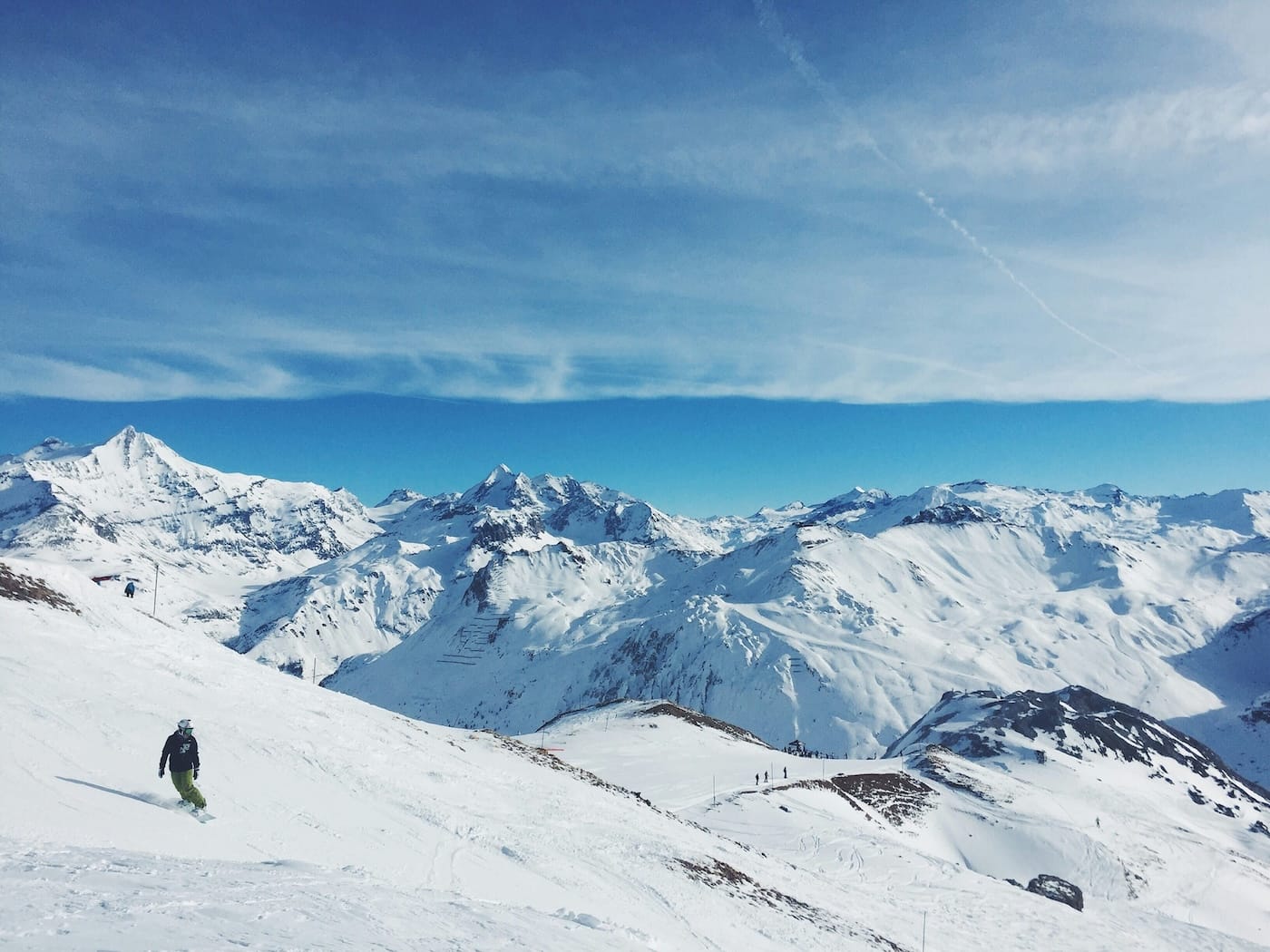 Een snowboarder in Tignes | Photo by Robert Bye on Unsplash