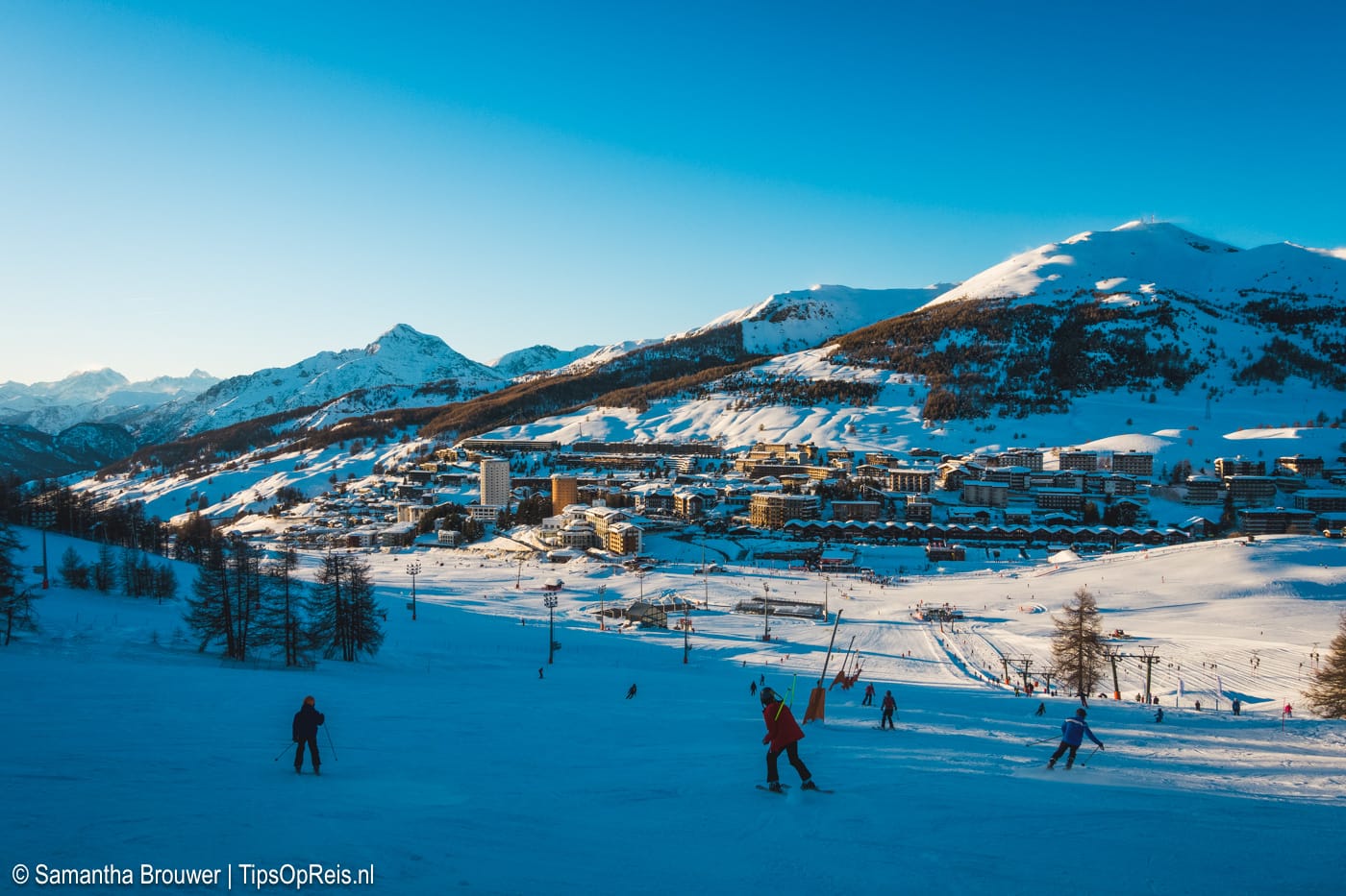 Skiërs die genieten van de piste in Sestrière, energiek dankzij snacks voor onderweg