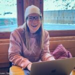 laptop in restaurant met uitzicht op de bergen tijdens workation