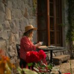 persoon geniet rustig van uitzicht op straat tijdens vakantie (c) Photo by Caroline Badran on Unsplash